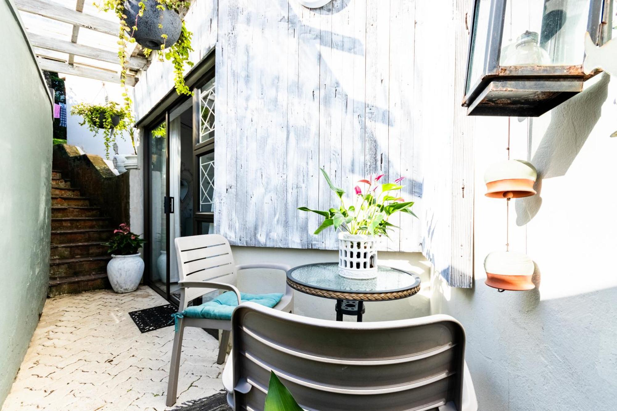Pebble Cove Outside - Private Entrance - Twelve Square Metres * Sheffield Beach