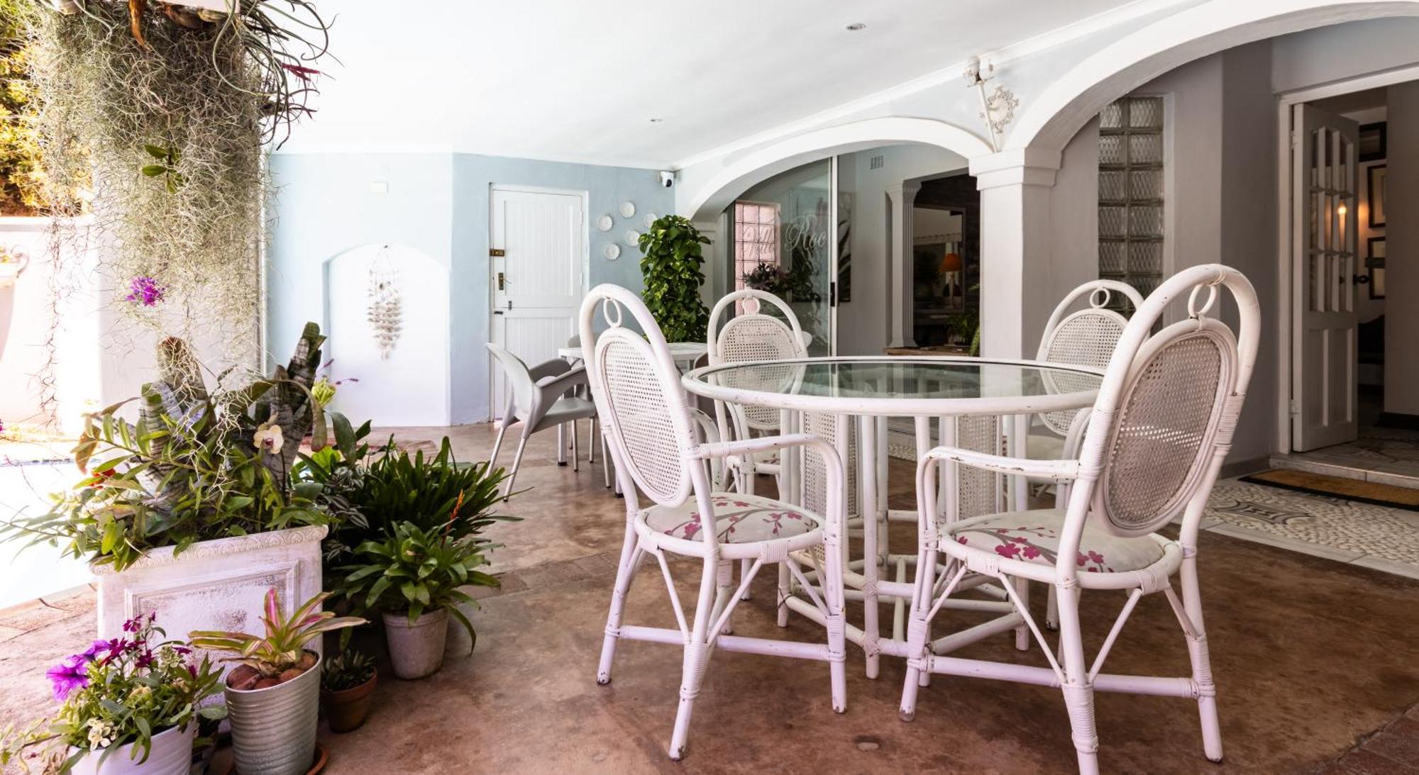 Pebble Cove Outside - Private Entrance - Twelve Square Metres