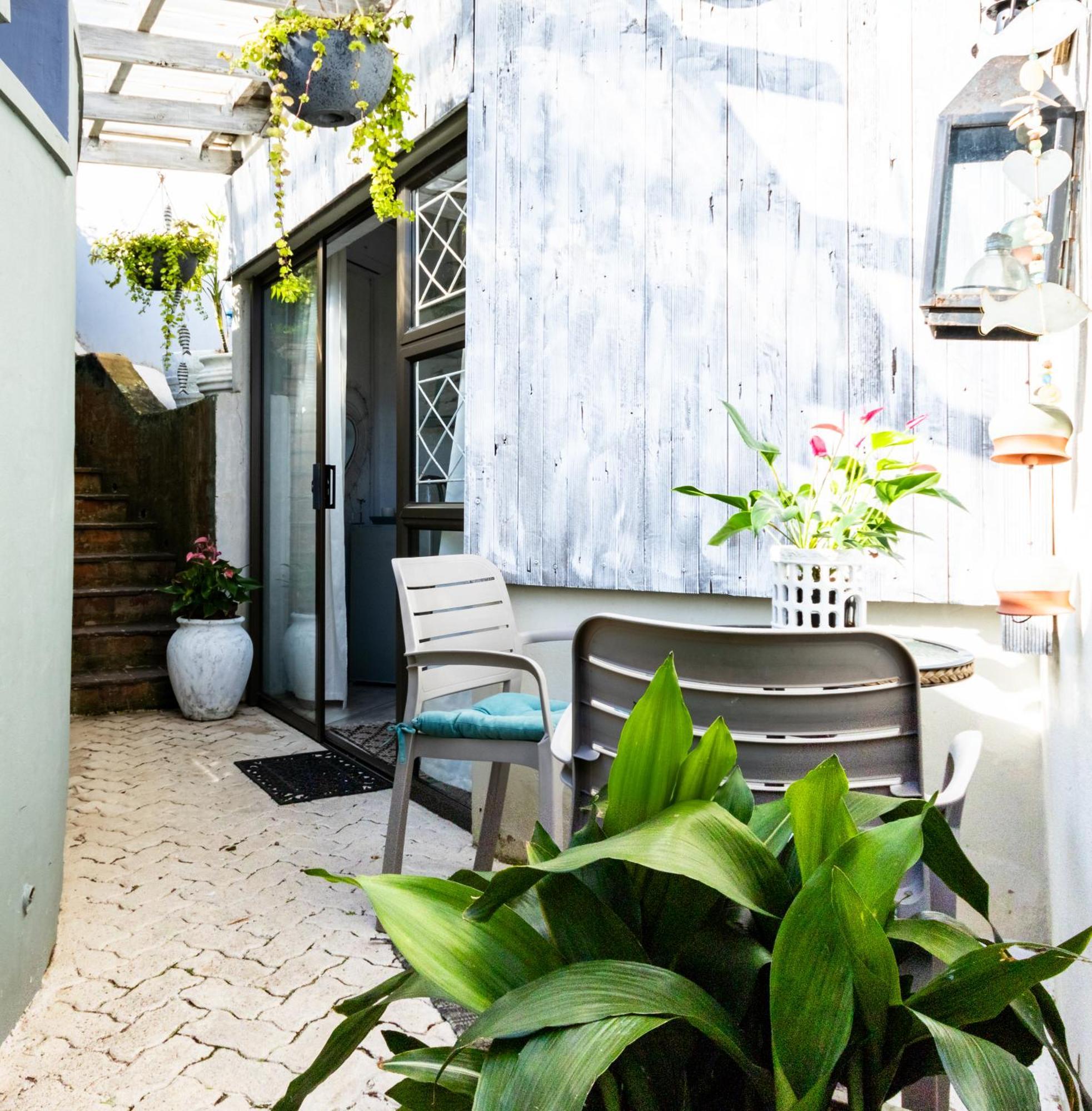 Pebble Cove Outside - Private Entrance - Twelve Square Metres Apartment *